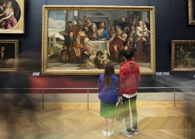 Pyramide du Louvre et entrée principale musée abritant tableaux connus